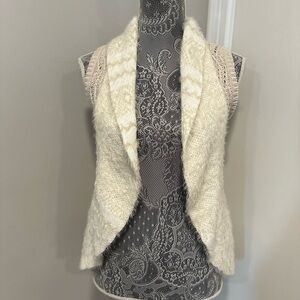 Max Studio Women’s Sz: M Open Knit Faux Fuzzy Edging Open Sweater Vest.